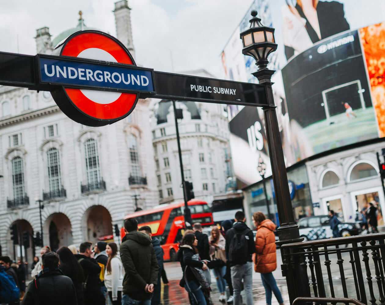 Studente che pratica inglese quotidiano con insegnante madrelingua.